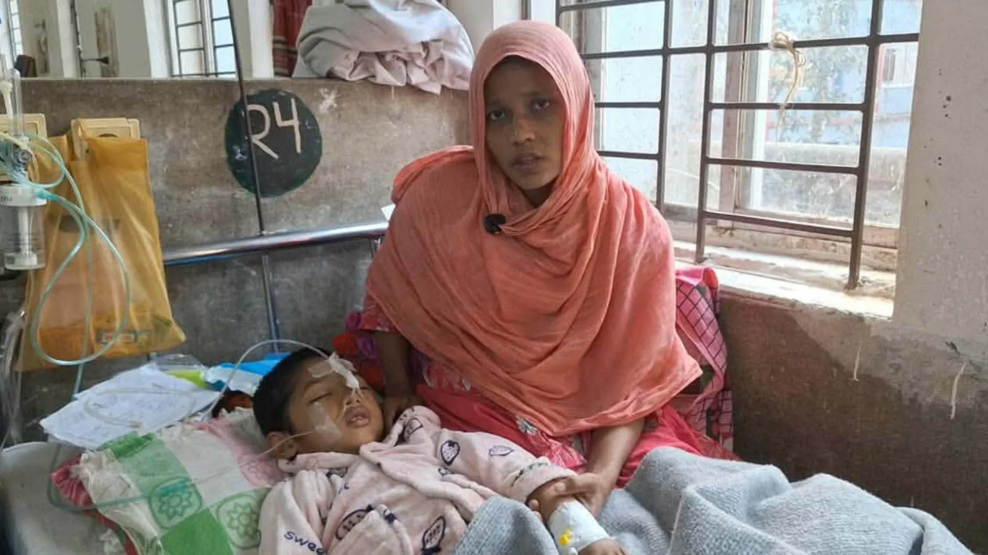 শয্যাপাশে সন্তানের মৃত্যুর প্রহর গুণছেন অসহায় মা 